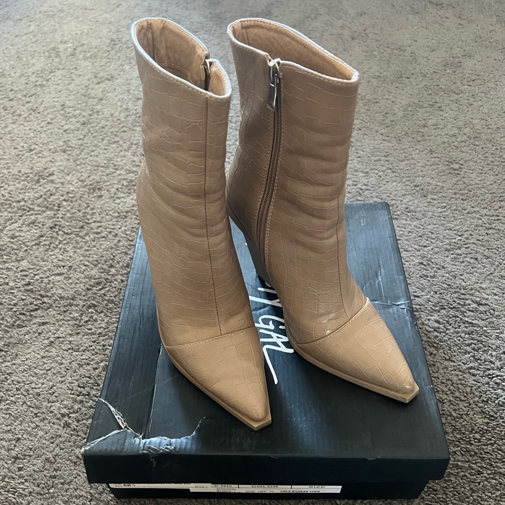 Nasty Gal Tan Crocodile Pointed Heeled Boots size 5